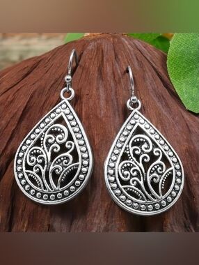 Elegant Silver Teardrop Filigree Dangle Earrings. New!